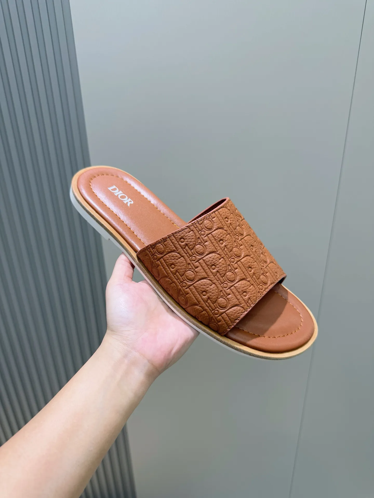 Men's Men's Shoes 💰320 [New Style] 🐝🐝Dior Alias ​​men's leather slippers. This Alias ​​sandal is a new summer product, showing a casual and elegant style. Carefully crafted from grained cow leather and Oblique printed fabric, with cowhide lining! Cross-strap design with metal-clad brass CD Diamond logo. The imported cowhide leather and rubber sole adds sophistication and comfort, while Oblique print-effect anti-slip panels add style. Size: 39-44 (customized at 38.45)